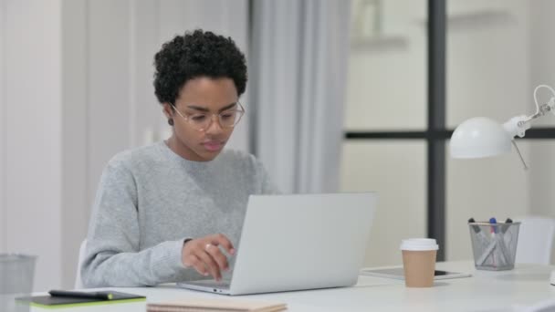 African Woman Feeling Shocked while using Laptop — Stock Video