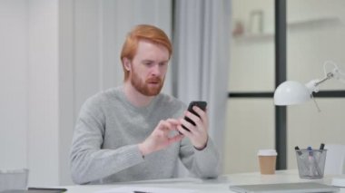 Kızıl Saçlı Adam Akıllı Telefon Kullanırken Kayıplara Tepki Veriyor 