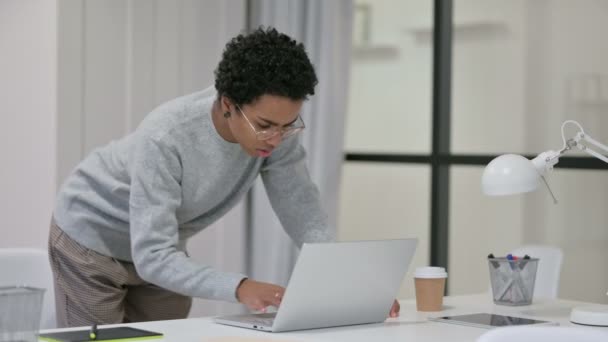 Joven mujer africana de pie y utilizando el ordenador portátil — Vídeos de Stock