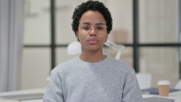 Retrato de una joven africana enferma tosiendo — Vídeos de Stock