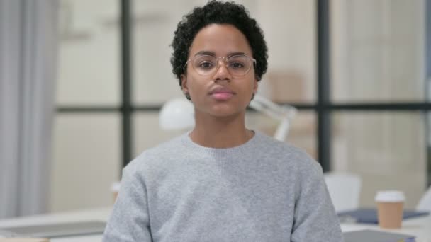 Retrato de una joven africana enferma estornudando en casa — Vídeos de Stock