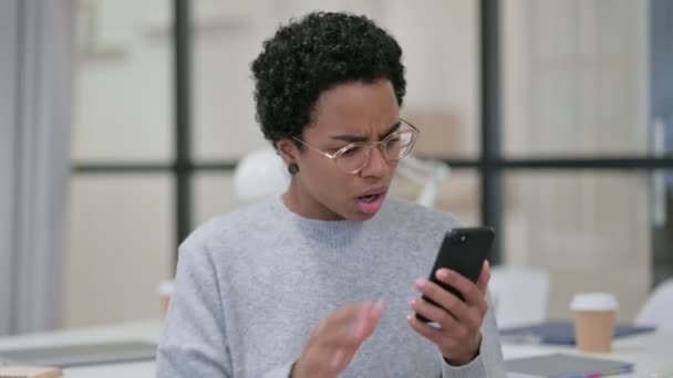 Retrato de la pérdida de la mujer africana joven en el teléfono inteligente — Vídeos de Stock