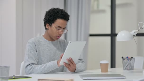 Successful African Woman Celebrating on Tablet at Work — Stock Video