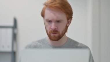 Laptop kullanırken Kızıl Saçlı Adam 'ın Kayboluşunun Portresi 