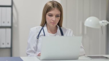 Laptop 'ta Video Sohbeti: Genç Kadın Doktor 