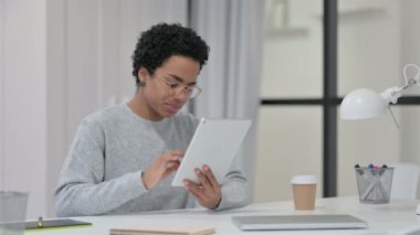 İş yerinde Tablet Kullanan Genç Afrikalı Kadın 