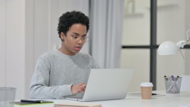 African Woman odczuwa ból szyi podczas korzystania z laptopa — Wideo stockowe