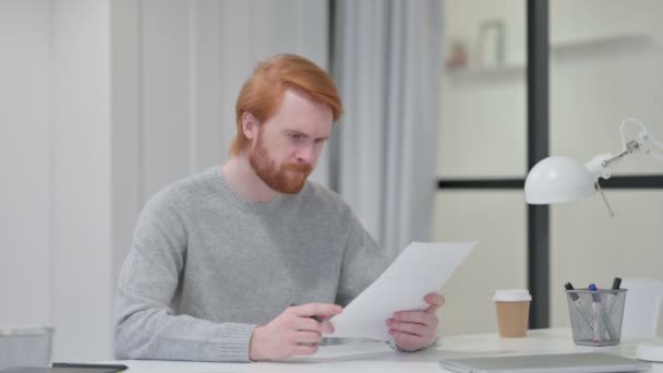 红头发的人在阅读论文时对损失的反应 — 图库视频影像