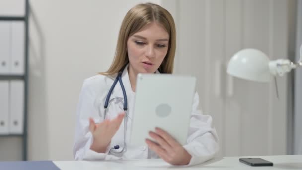 若い女性医師によるタブレット上でオンラインビデオチャット — ストック動画