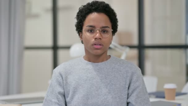 Retrato de una joven africana con dolor de cuello — Vídeos de Stock