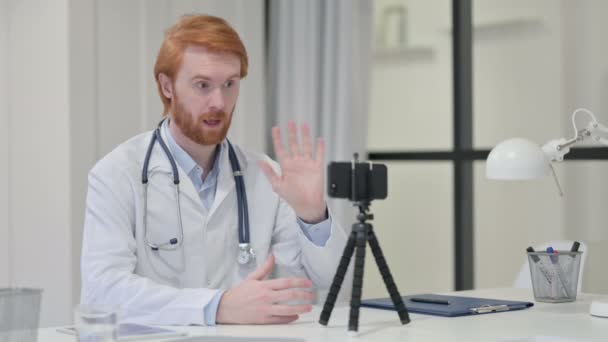 Ruiva Médico Masculino Gravação de Vídeo na Câmera — Vídeo de Stock