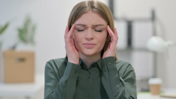 Porträtt av ung kvinna med huvudvärk — Stockvideo