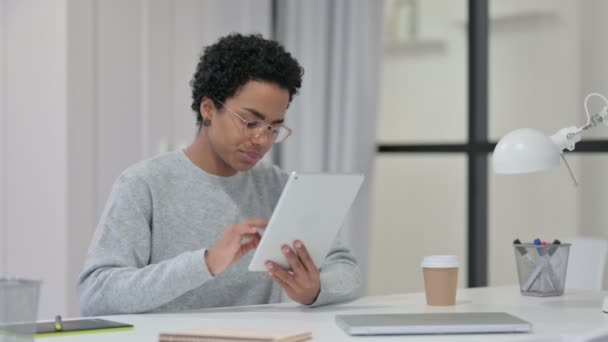 Young African Woman using Tablet at Work — Stock Video