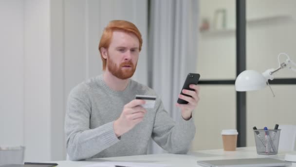 Homem ruivo perturbado por falha de compras on-line em Smartphone — Vídeo de Stock