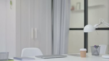 Kızıl Saçlı Adam Laptop Çalışmalarına Başlıyor 