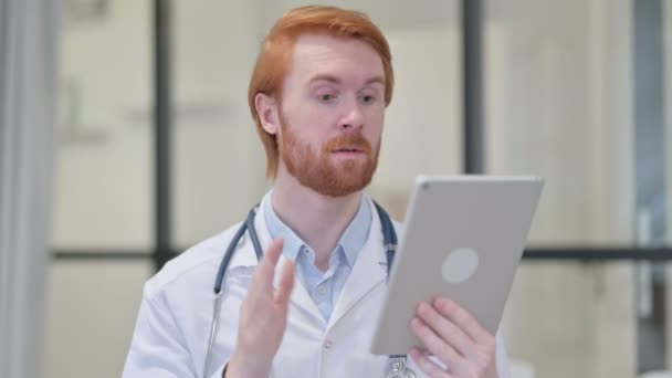 Retrato de Video Chat em Tablet por Redhead Médico Masculino — Vídeo de Stock