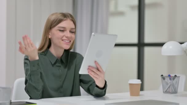 Video Chat on Tablet by Young Woman at Work — Vídeo de Stock