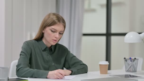 Fiatal nő képtelen írni a papírra, kudarc — Stock videók