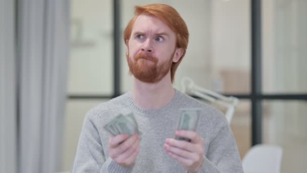 Πορτρέτο του νεαρού κοκκινομάλλη Μετρώντας Δολάρια — Αρχείο Βίντεο