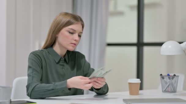 Feliz joven mujer contando dólares en el trabajo — Vídeo de stock