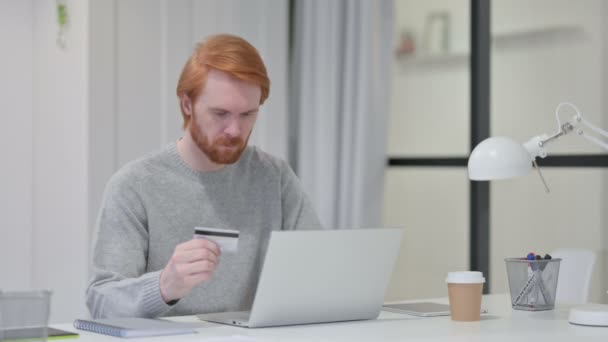 Online Shopping Failure από τον Redhead Man στο Laptop — Αρχείο Βίντεο