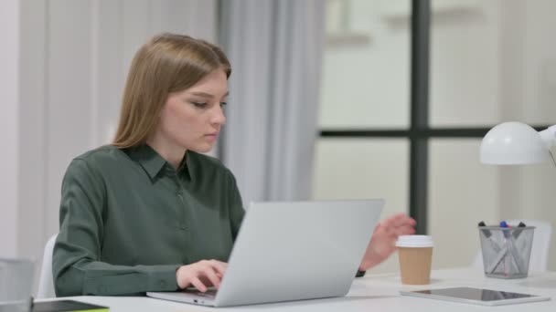 Mujer Beber café mientras escribe en el ordenador portátil — Vídeos de Stock