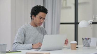 Laptop 'ta yazarken kahve içen Afrikalı Kadın 