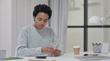 Dolar Sayarken Hesap Makinesi kullanan Afrikalı Kadın 