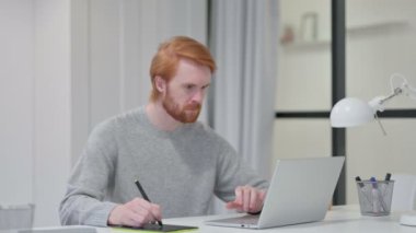 Laptop ve Tablet kullanan Kızıl Kafa Grafik Tasarımcısı 