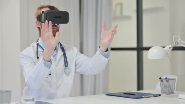 Joven pelirroja macho doctor usando VR Set — Vídeo de stock