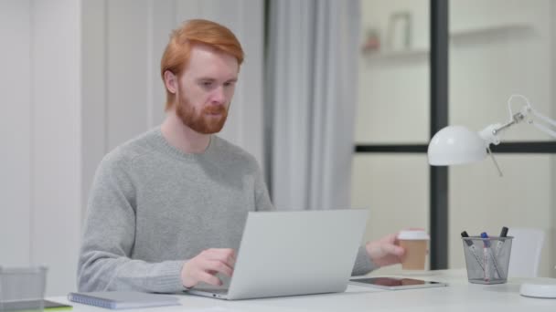 Rotschopf-Mann hat Zahnschmerzen beim Kaffeetrinken — Stockvideo