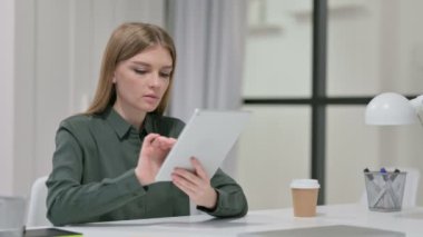 İş yerinde Tablet kullanan Genç Kadın 