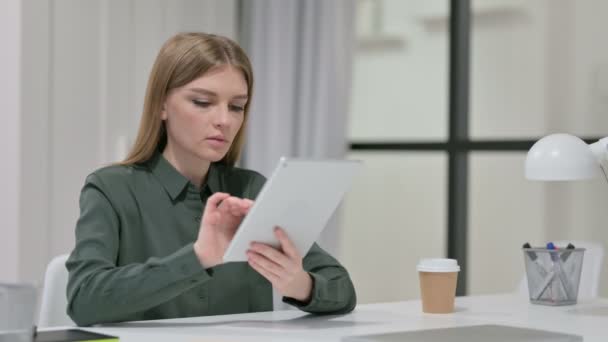 Mulher jovem usando Tablet no trabalho — Vídeo de Stock