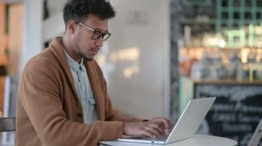 Laptoplu Afrikalı Kafedeki Kameraya Gülümsüyor 