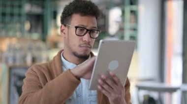 Dijital Tablet kullanan genç Afrikalı Adam