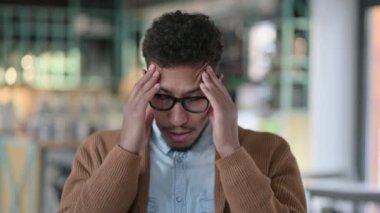 Genç Afrikalı adamın baş ağrısı portresi