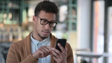 Genç Afrikalı Adam Akıllı Telefon 'da Başarıyı Kutluyor