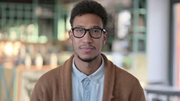 Portræt af Ung afrikansk mand smilende på kamera – Stock-video