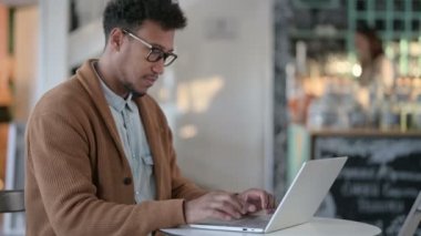 Kafede dizüstü bilgisayarlı Afrikalı Adam Başparmağını kaldırdı 