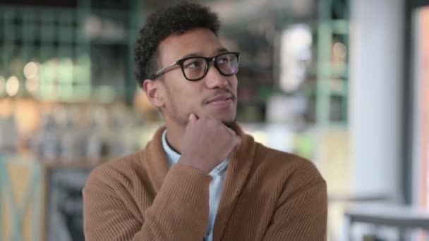 Portret van Pensive African Man denkend aan een nieuw idee — Stockvideo