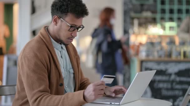 Udane zakupy online na laptopie przez African Man — Wideo stockowe