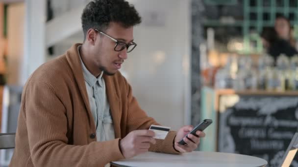 Africký muž nadšený úspěšným online nakupováním na Smartphone — Stock video