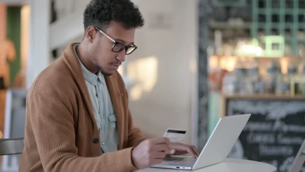 Африканский человек расстроен отказом онлайн-платежей на ноутбуке — стоковое видео