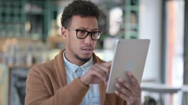 African Man reaguje na utratę tabletki — Wideo stockowe