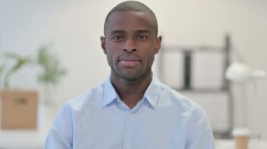 Ofisteki Kameraya Bakan Afrikalı Adamın Portresi