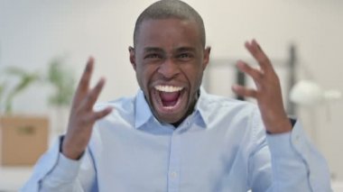 Afrikalı Adam Bağırıyor, Ofiste Çığlık Atıyor