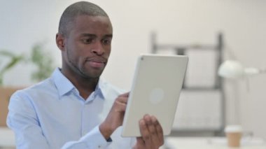 Afrikalı Adam Tablet Kullanıyor, İnternet Taranıyor