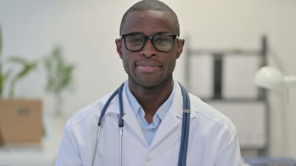 Pulgares hacia arriba por médico africano en la clínica — Vídeo de stock