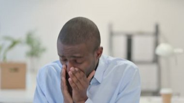 Ofiste Hapşıran Hasta Afrikalı Adamın Portresi