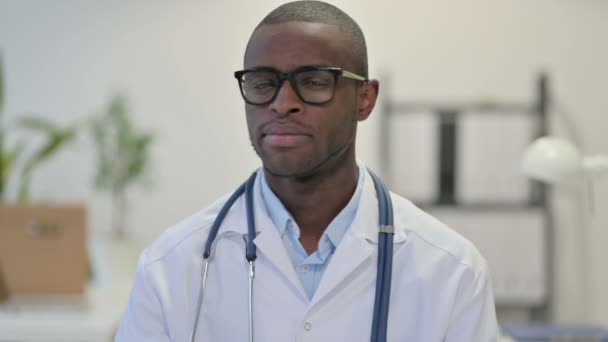 No by African Doctor Denying and Restricting in Clinic — Stock Video